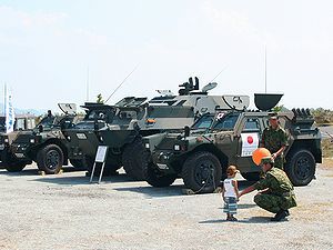 自衛隊８２式指揮通信車、軽装甲機動車