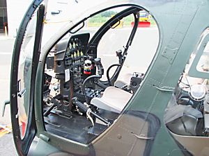 偵察・観測ヘリ・フライングエッグ OH-6Dのコックピット