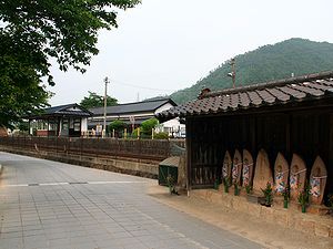 寺町通りの石畳とお地蔵様・奥の建物は竹田駅