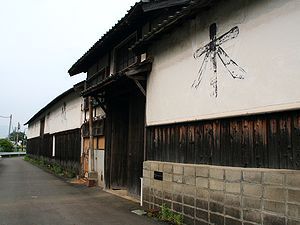 古いたたずまいの残る竹田/造り酒屋の土塀
