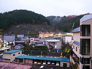 湯村温泉・温泉小学校の円形校舎と温泉街の風景