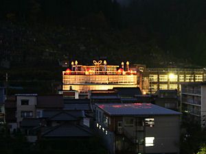湯村温泉・温泉小学校の円形校舎のライトアップ夜景