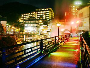 夢千代広場・夢千代橋のライトアップと湯村温泉の夜景