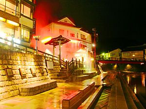 足湯　「湯村大根物語・ふれ愛の湯」のライトアップ夜景