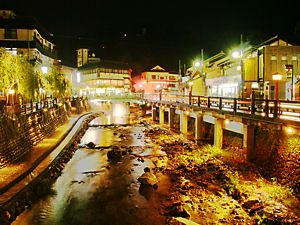 湯村温泉街と春来川の夜景